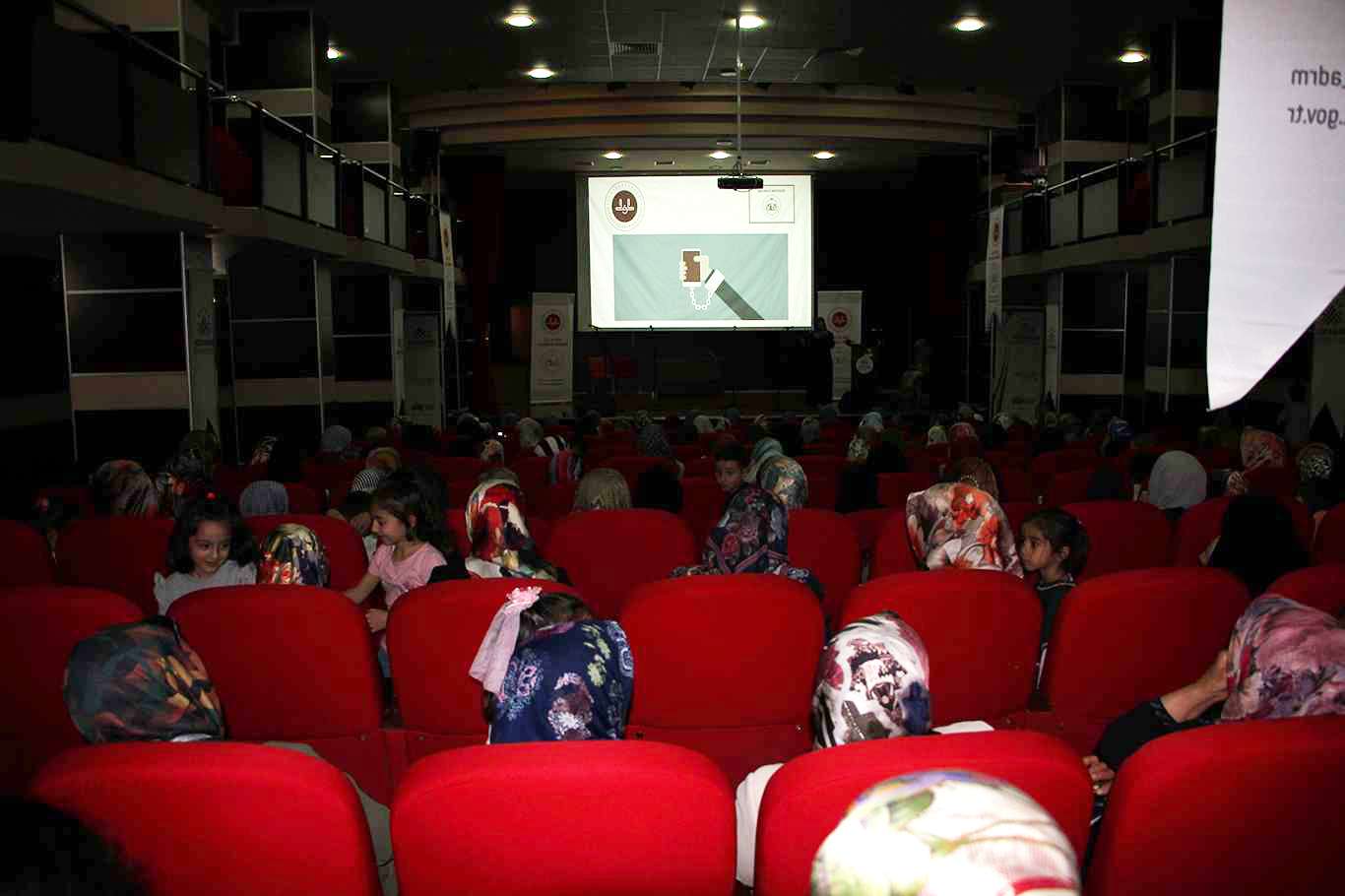 Vaize Kılınç: Dijital terörizme teslim olmaya başladık Vaize Kılınç: Dijital terörizme teslim olmaya başladık